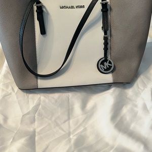 MK Authentic bag. W dust bag. 4 inside pockets and 1 zipper.  Has a latch hook.